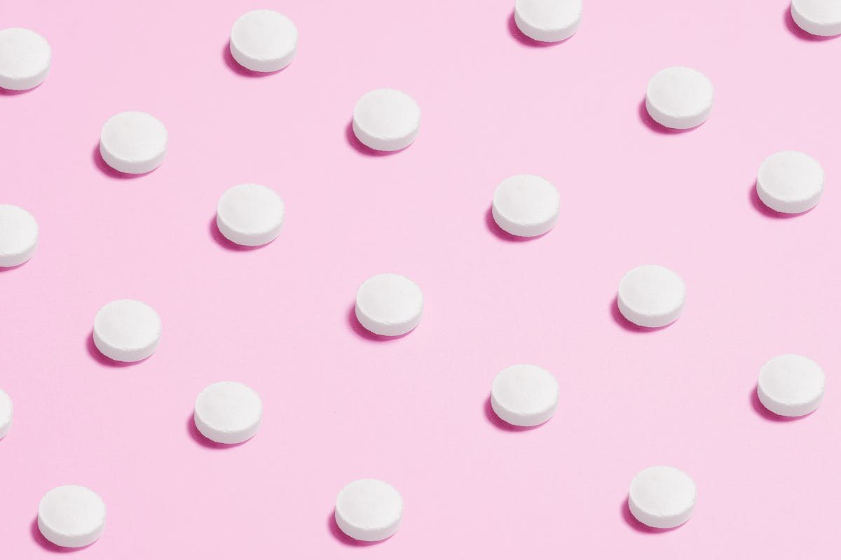 Vitamin B3 niacin capsules — supplement form